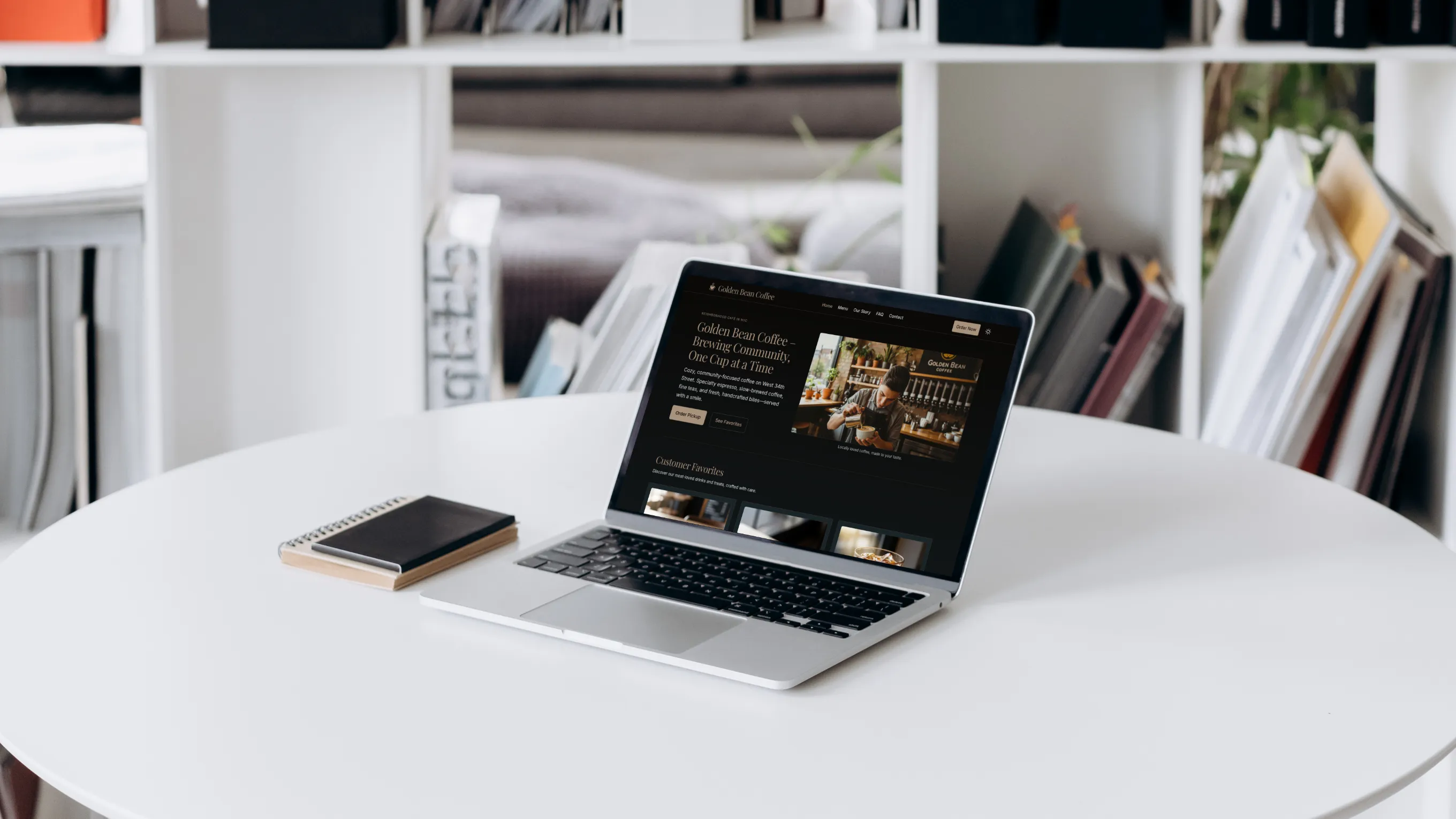 Maquette d'un MacBook Pro dans un bureau